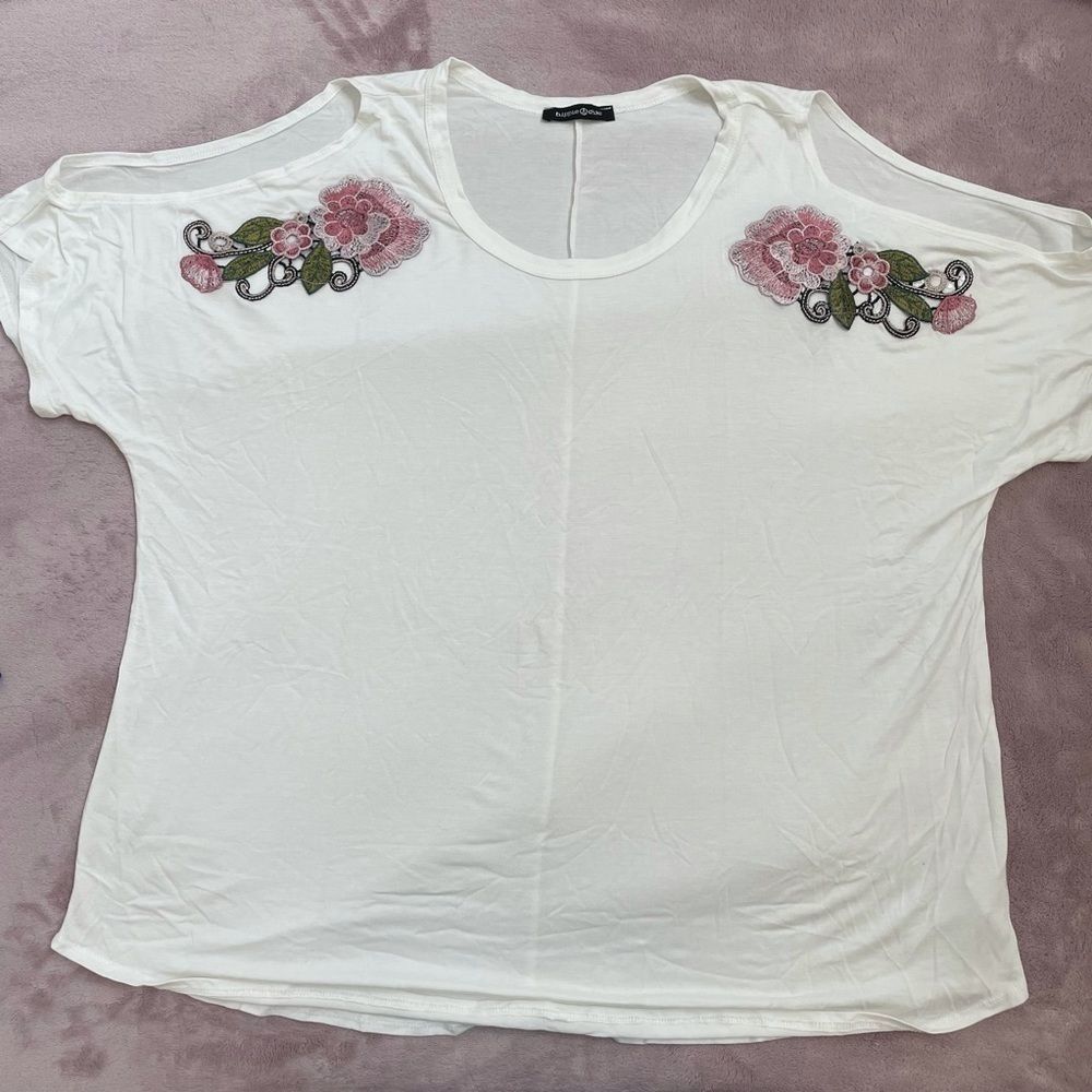 Hippie Chic White Top with Flowers 3x